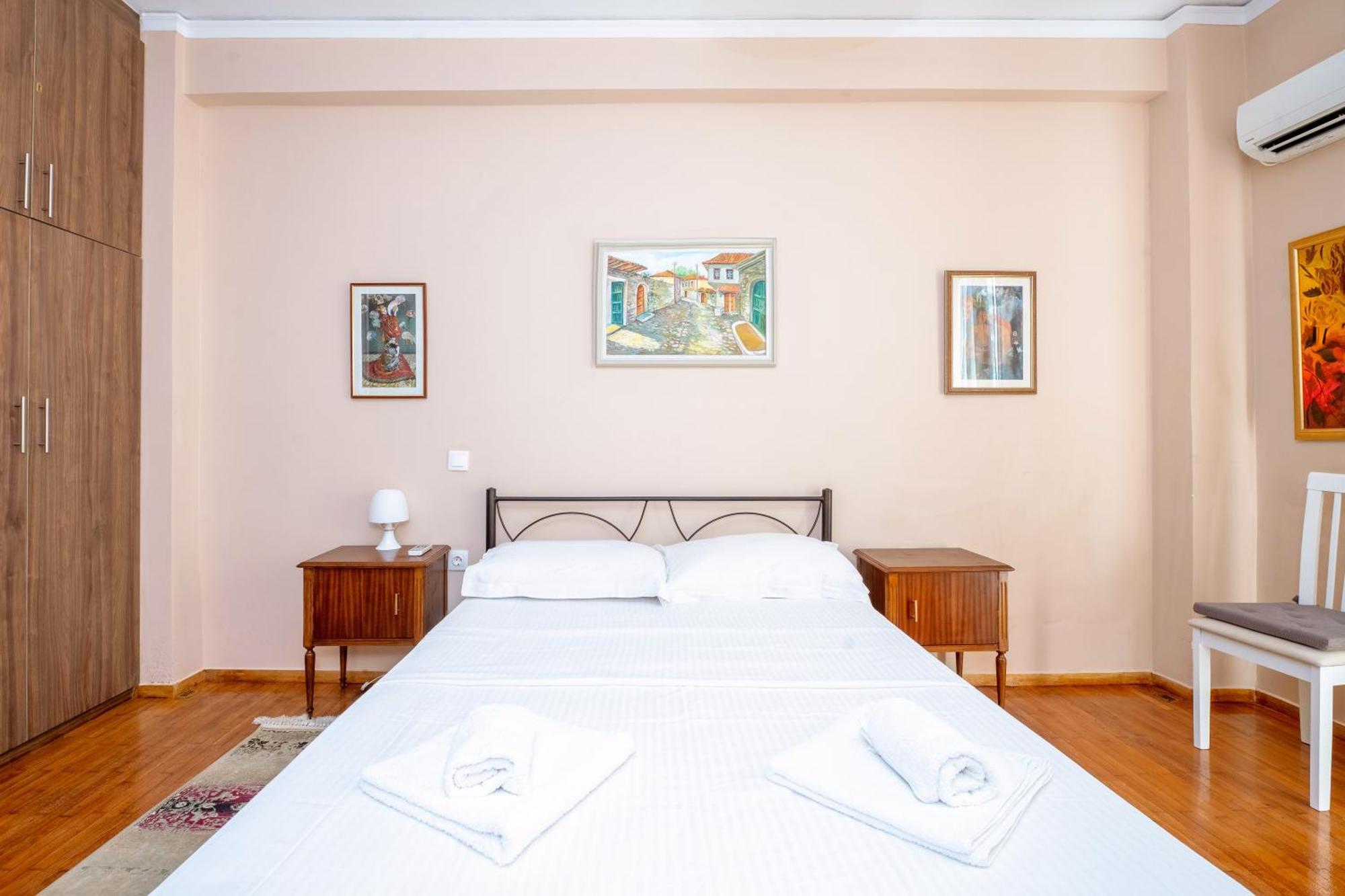 Charming & Authentic Gem - Walk To Port & Shops! Apartman Pátra Kültér fotó