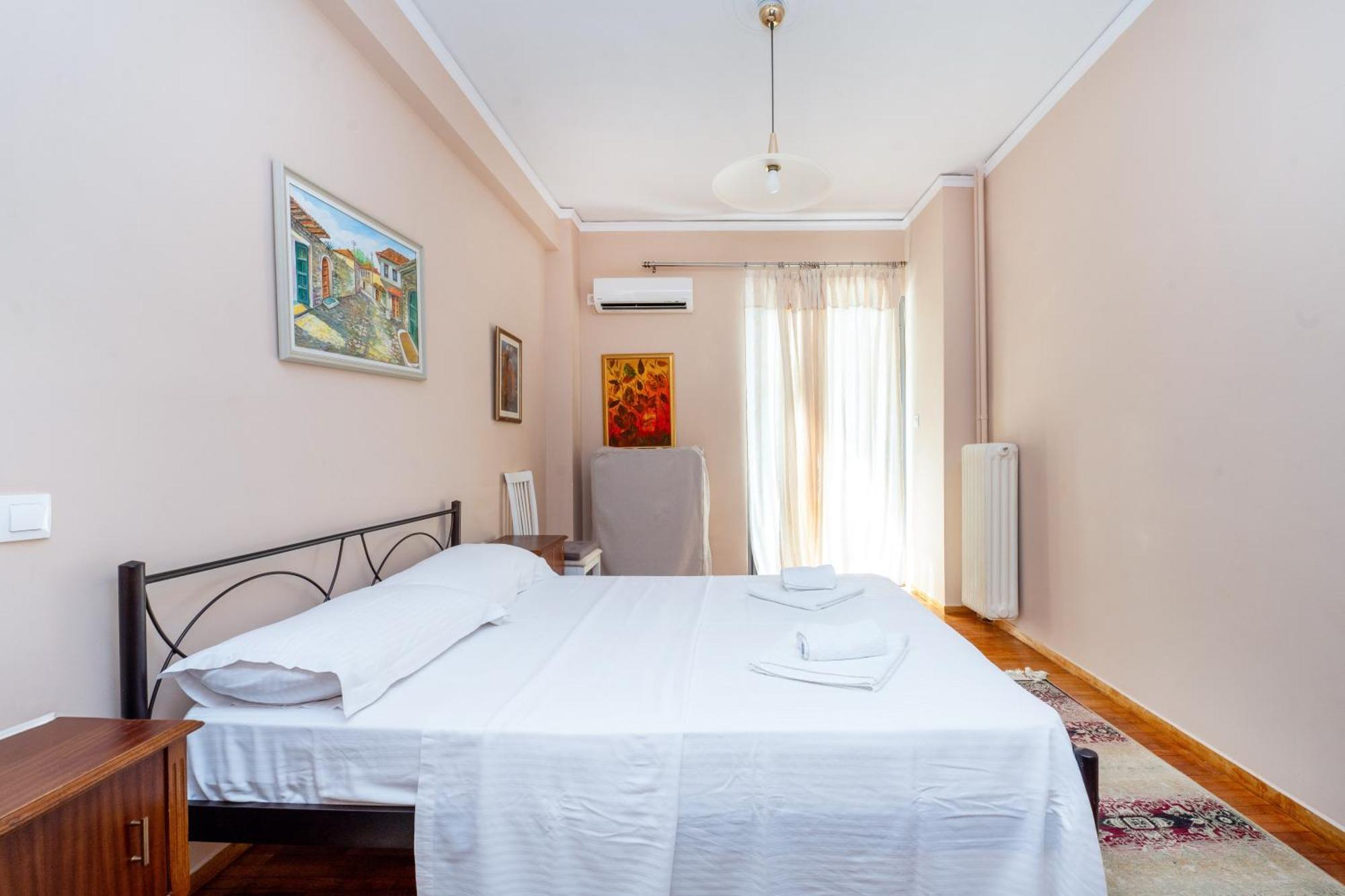 Charming & Authentic Gem - Walk To Port & Shops! Apartman Pátra Kültér fotó