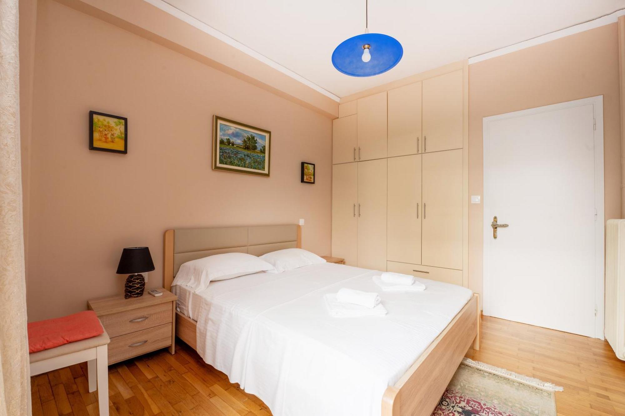 Charming & Authentic Gem - Walk To Port & Shops! Apartman Pátra Kültér fotó