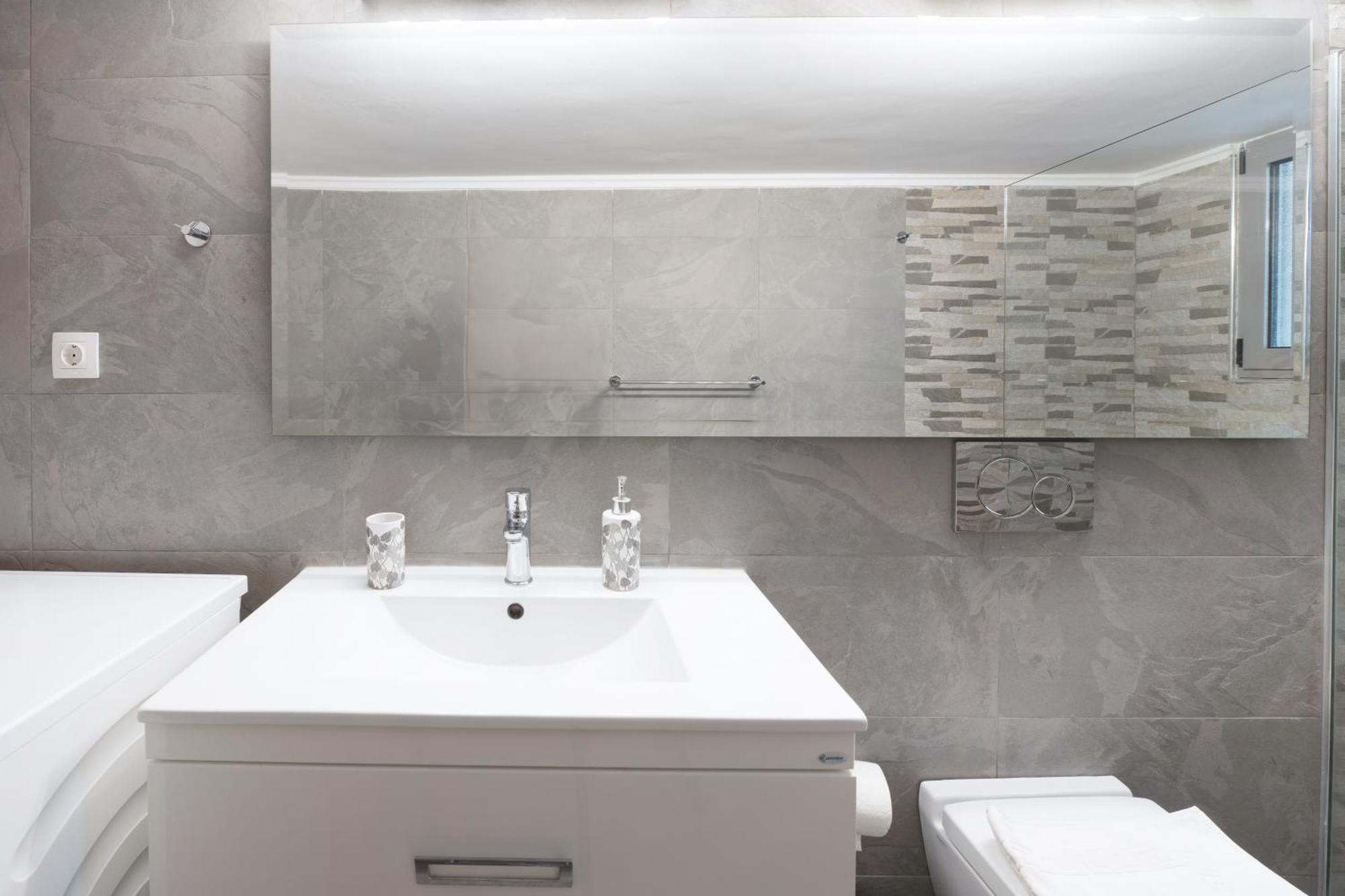 Charming & Authentic Gem - Walk To Port & Shops! Apartman Pátra Kültér fotó