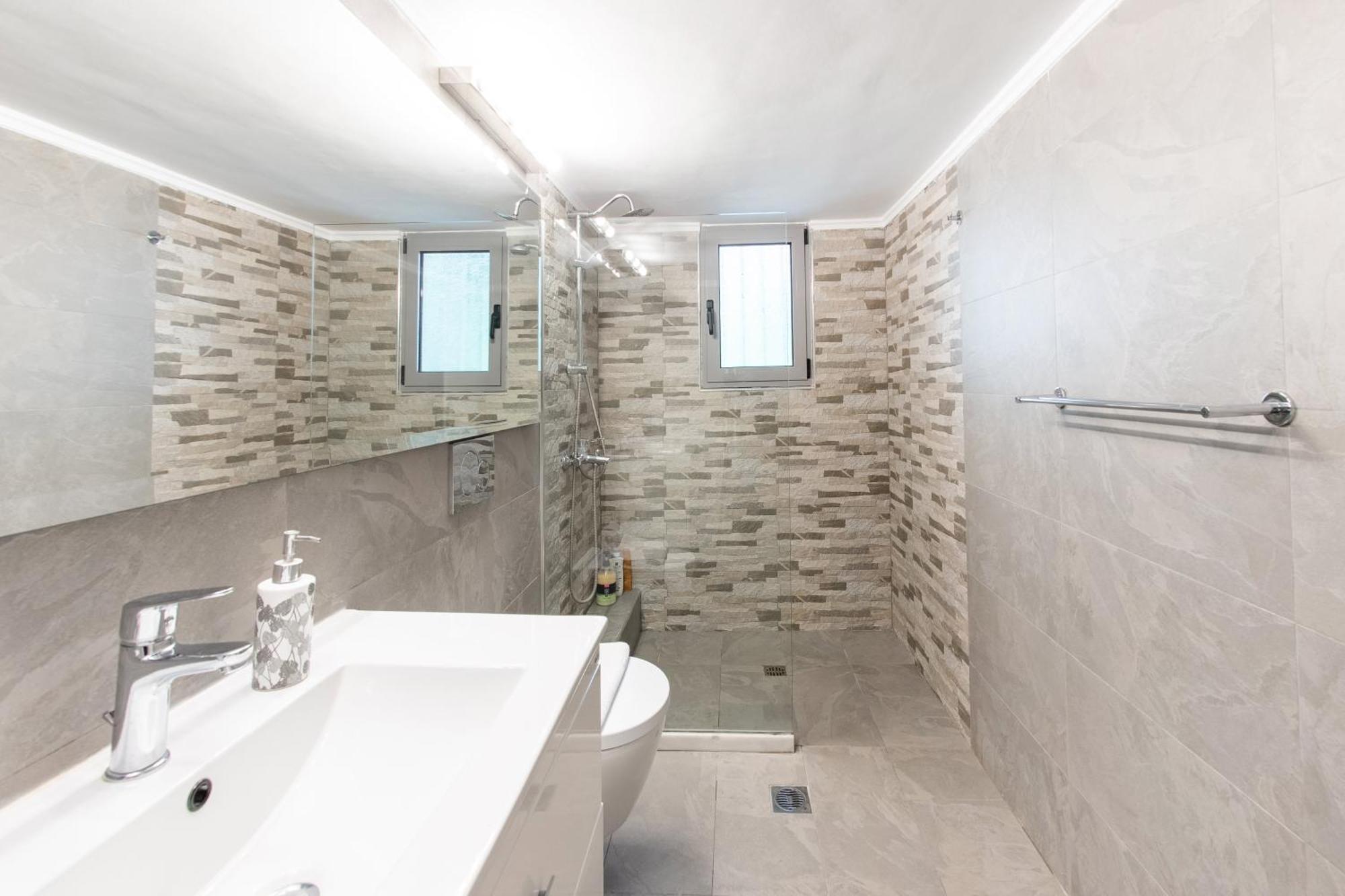 Charming & Authentic Gem - Walk To Port & Shops! Apartman Pátra Kültér fotó